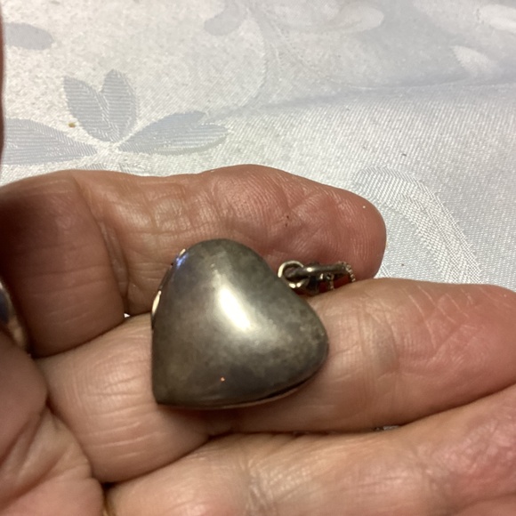 STERLING ONYX HEART LOCKET OPENS FOR PICTURE 🖤 - Picture 7 of 13